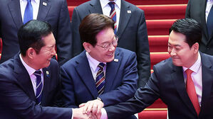 장동혁 '연임 않겠다 선언' 요구&hellip;이 대통령 "연임 개헌 불가능하지 않나"