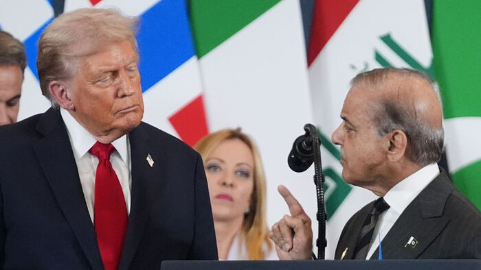 도널드 트럼프 미국 대통령과 셰바즈 샤리프 파키스탄 총리(오른쪽)