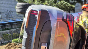 유턴 화물차서 돌출된 파이프에 SUV 충돌&hellip;40대 운전자 중상