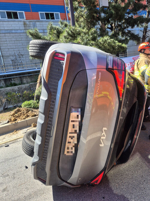 사고로 전도된 SUV (사진=울산소방본부 제공, 연합뉴스)