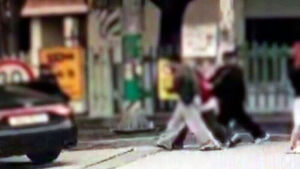 대낮 초등학교 앞 '납치극'..2명 검거&middot;공범 추적중