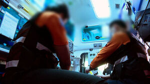 사람 구하러 갔다 구급대원 봉변&hellip;문 열자 '확'