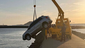 방파제서 차량 '뚝'&hellip;"벌레 들어가 눈 비비는 사이에"