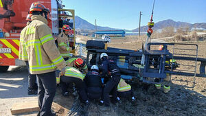 장수 농로서 지게차 논으로 넘어져&hellip;운전자 중상