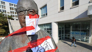 경찰, '래커칠 시위' 성신여대 학생 10명 송치