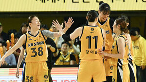 여자농구 KB, PO 기선제압&hellip;우리은행 27점 차 대파