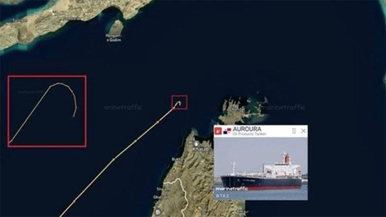 호르무즈 해협 출구쪽에서 항로 변경하는 유조선 