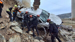 국도 달리던 SUV 30ｍ 다리 아래로 추락&hellip;운전자 심정지