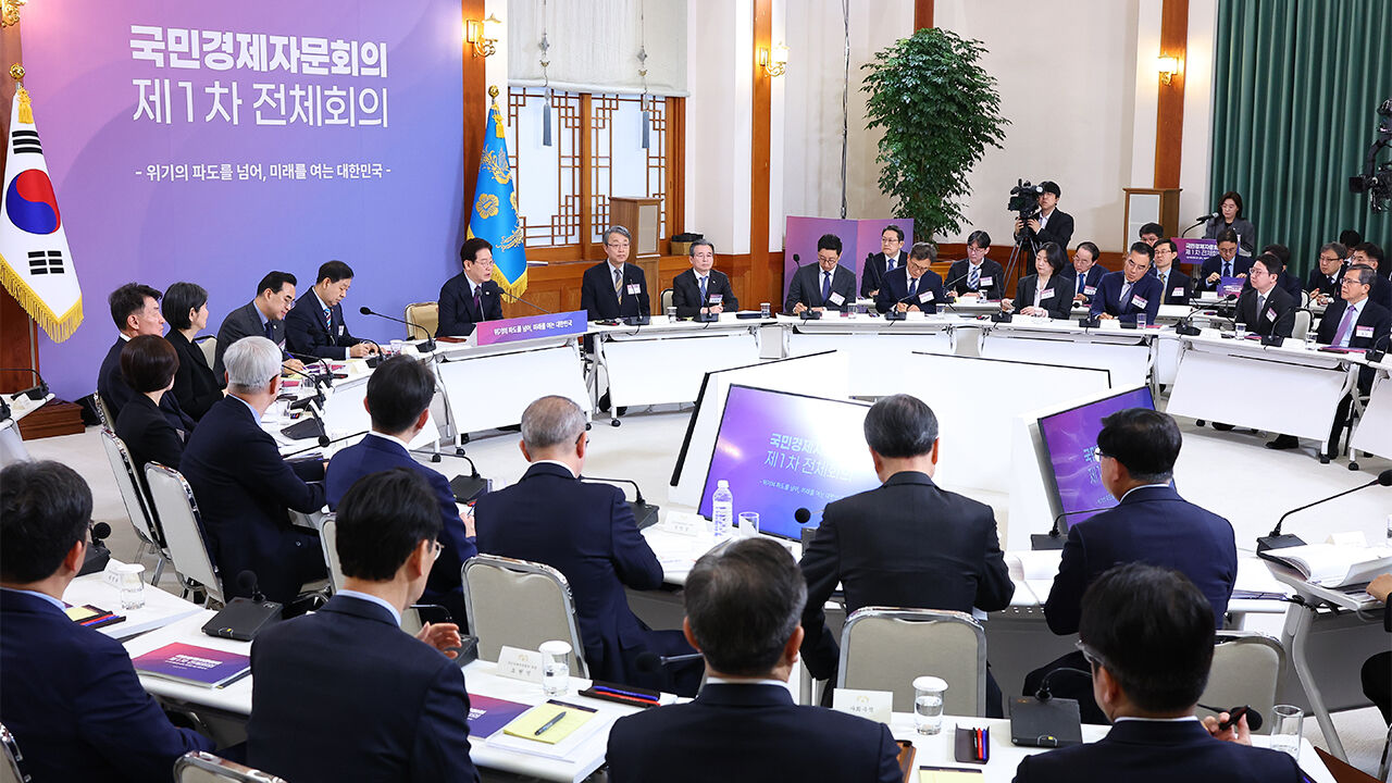 이재명 대통령이 9일 청와대에서 열린 국민경제자문회의 제1차 전체 회의에서 발언하고 있다.