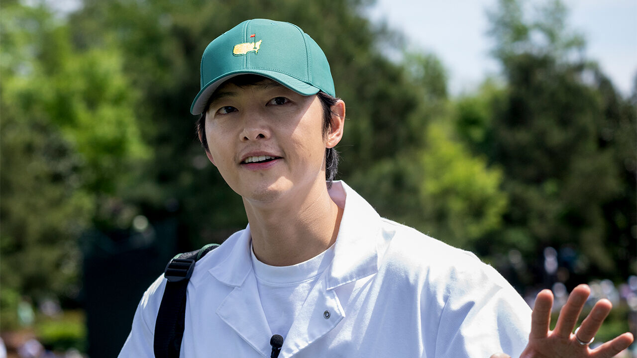 마스터스 파3 대회 캐디로 나선 배우 송중기 