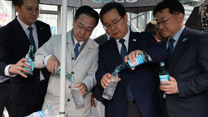 민주 "연어 술 파티 확인"&middot;국힘 "소설"&hellip;국조특위 수원지검 현장 조사