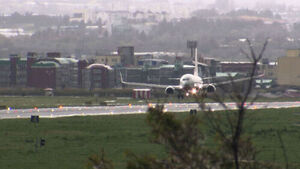 '태풍급 강풍'에 휘청거리더니&hellip;착륙하려던 항공기 결국