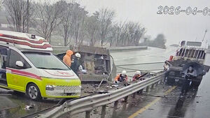 굴착기 실은 화물차 빗길에 미끄러져 중앙분리대 '쾅'