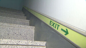 대피해야 하는데 굳게 잠긴 문&hellip;"위치도 몰라"