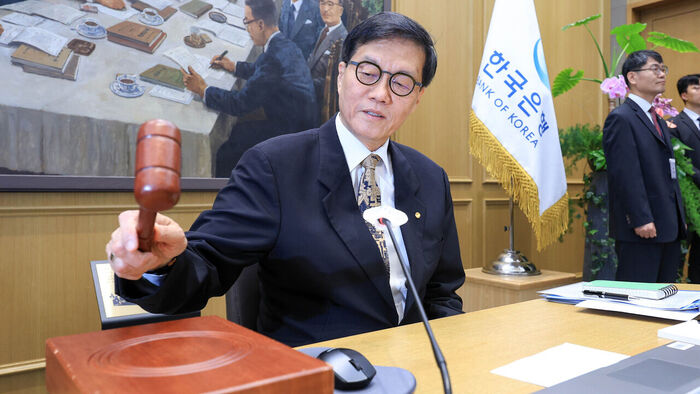 한은 기준금리 연 2.5% 동결&hellip;물가&middot;환율&middot;성장 불안