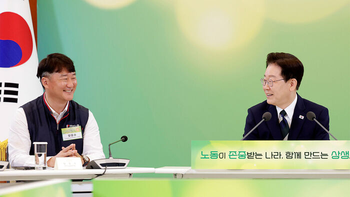 이재명 대통령이 10일 청와대에서 열린 민주노총 초청간담회에서 양경수 위원장과 대화하고 있다.