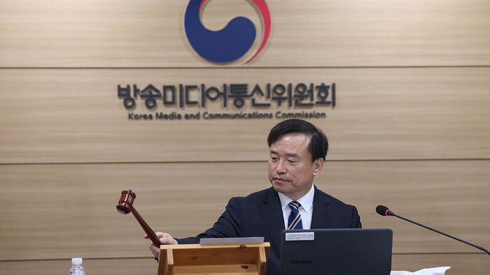 김종철 방미통위원장이 10일 정부과천청사에서 열린 방송미디어통신위원회 첫 전체회의에서 의사봉을 두드리며 개회를 선언하고 있다. (사진=연합뉴스)