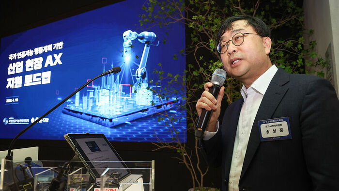 10일 서울 강남구 역삼동 GS타워에서 열린 AI혁신위원회 3차회의에서 송상훈 국가AI전략위원회 지원단장이 국가인공지능 행동개혁 기반 산업현장 AX 지원 로드맵을 설명하고 있다. (사진=연합뉴스)