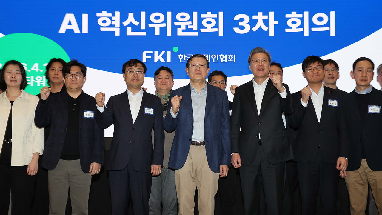 10일 서울 강남구 역삼동 GS타워에서 열린 AI혁신위원회 3차회의에서 AI혁신위원회 위원장인 허태수 GS그룹 회장과 참석자들이 기념 촬영하고 있다. (사진=연합뉴스)