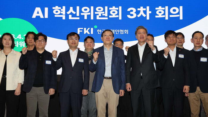 10일 서울 강남구 역삼동 GS타워에서 열린 AI혁신위원회 3차회의에서 AI혁신위원회 위원장인 허태수 GS그룹 회장과 참석자들이 기념 촬영하고 있다. (사진=연합뉴스)