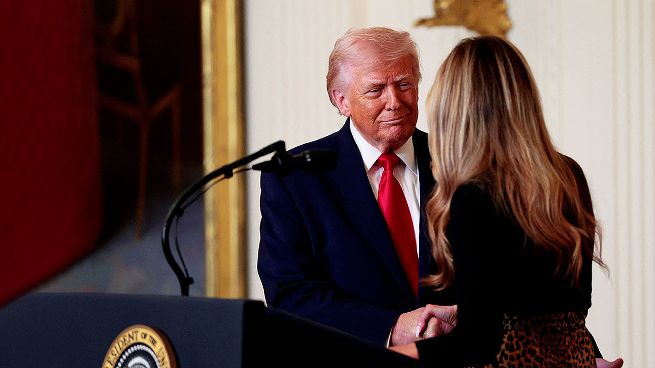 트럼프도 전혀 몰랐다… 난 무관  멜라니아 깜짝 생방송