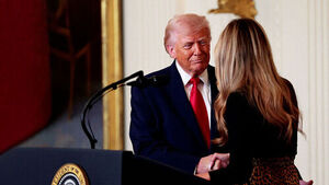 트럼프도 전혀 몰랐다&hellip;"난 무관" 멜라니아 깜짝 생방송