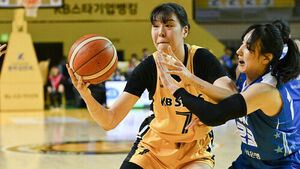 여자농구 KB, 우리은행 잡고 PO 2승째&hellip;챔피언결정전까지 단 1승