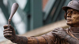 시애틀 '영구결번' 이치로, 동상 제막 행사 중 배트 부러져