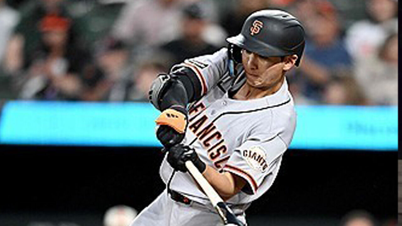 이정후, 시즌 첫 홈런포 '쾅'…2루타도 때리며 멀티히트