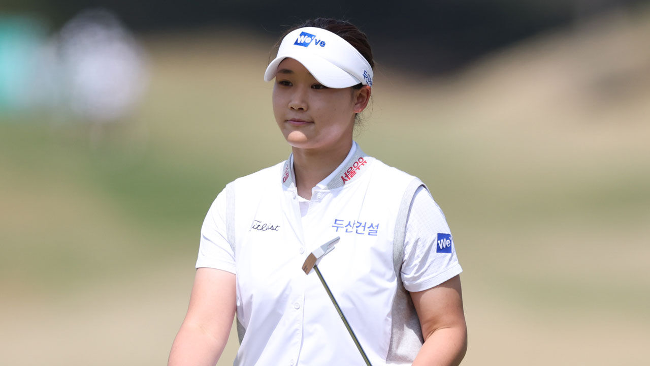 '슈퍼 루키' 김민솔, KLPGA iM금융오픈 3R 2타 차 선두