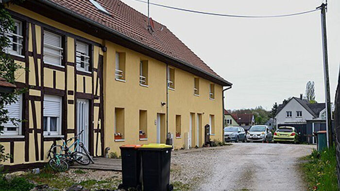 "차량서 소리" 문 뜯자&hellip;오물 틈 벌거벗은 소년 '충격'