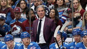 NHL 콜로라도 감독, 경기 중 날아온 퍽에 맞아 안면 골절