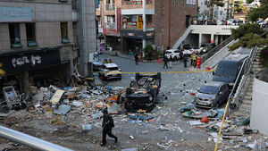 유리창 뚫고 거실까지&hellip;자다가 '온몸에 파편' 날벼락