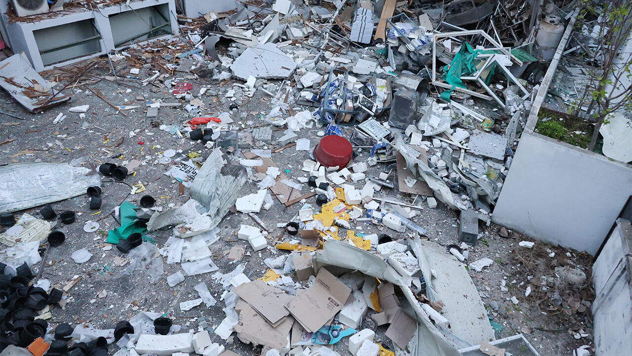 13일 LP 가스 폭발 사고가 발생한 청주시 음식점 현장에 잔해물이 널브러져 있는 모습. (사진=연합뉴스)