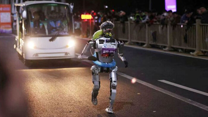 중국 휴머노이드 하프 마라톤 예행 연습 (사진=신경보 캡처, 연합뉴스)