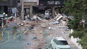 '펑' 차량 뒤집히고 아수라장&hellip;주민 15명 부상