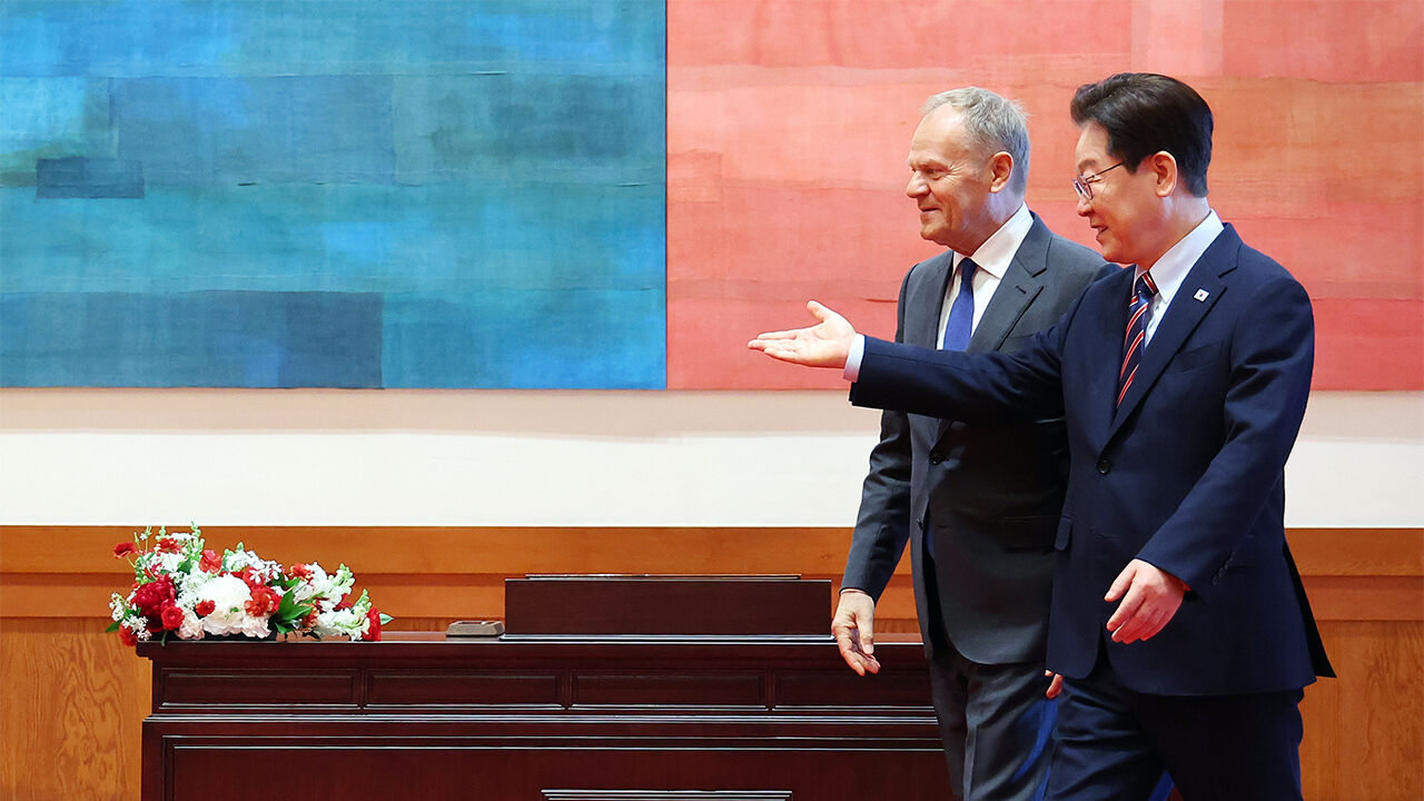 이재명 대통령이 13일 청와대에서 공식 방한한 도날트 투스크 폴란드 총리와 기념 촬영을 위해 이동하고 있다.