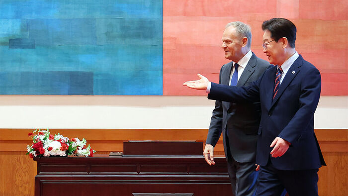 이재명 대통령이 13일 청와대에서 공식 방한한 도날트 투스크 폴란드 총리와 기념 촬영을 위해 이동하고 있다.