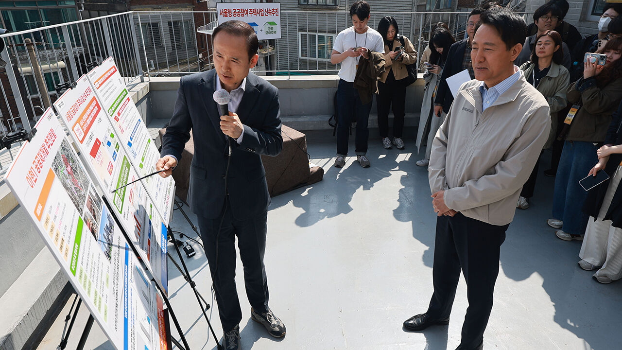 오세훈 서울시장이 13일 공공재개발 추진 중인 서울 마포구 아현1구역 현장을 방문, 공공재개발 추진 현황을 듣고 있다 (사진=연합뉴스)