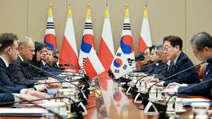 이 대통령 "우린 민주주의자"&hellip;투스크 "2002 월드컵 패배가 유일한 불미스런 일"