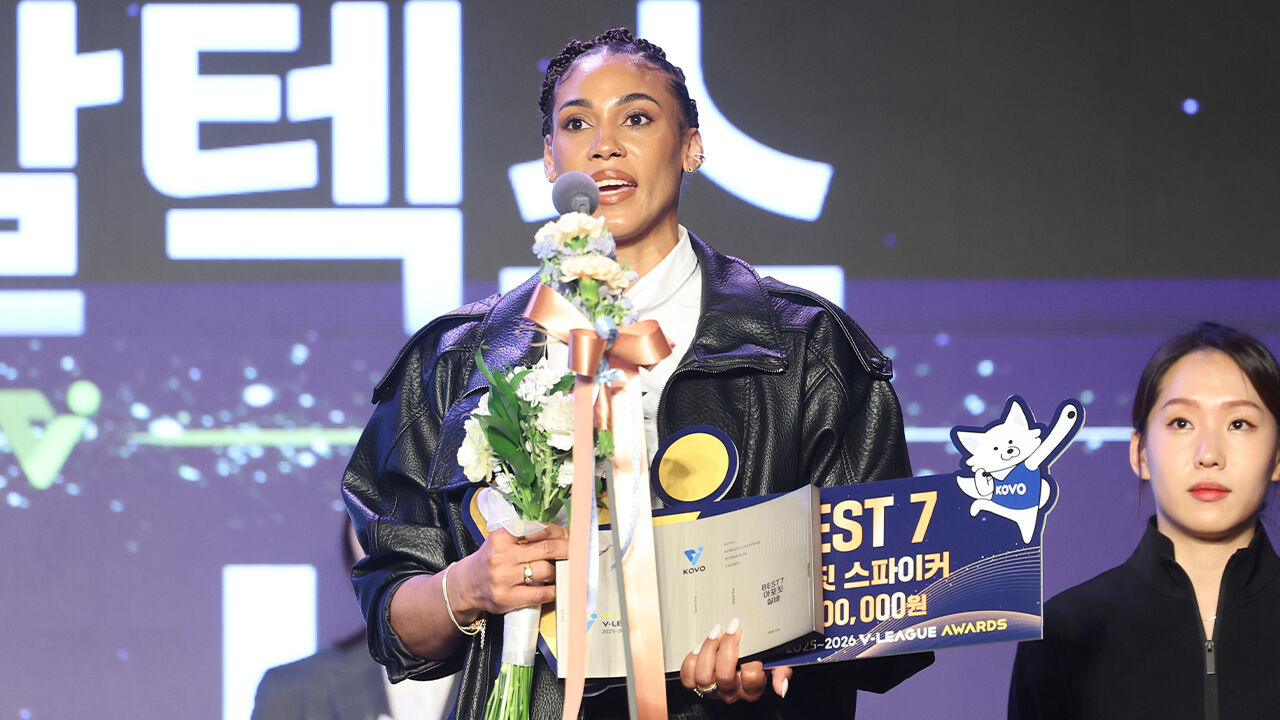 한선수 통산 두 번째 프로배구 MVP 수상…실바는 8년 만의 외국인 MVP