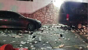 '펑' 산산조각&hellip;"주민 15명 부상" 새벽에 날벼락