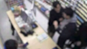 [사건X파일] 한밤중 편의점서 난동&hellip;"생명의 위협 느껴"