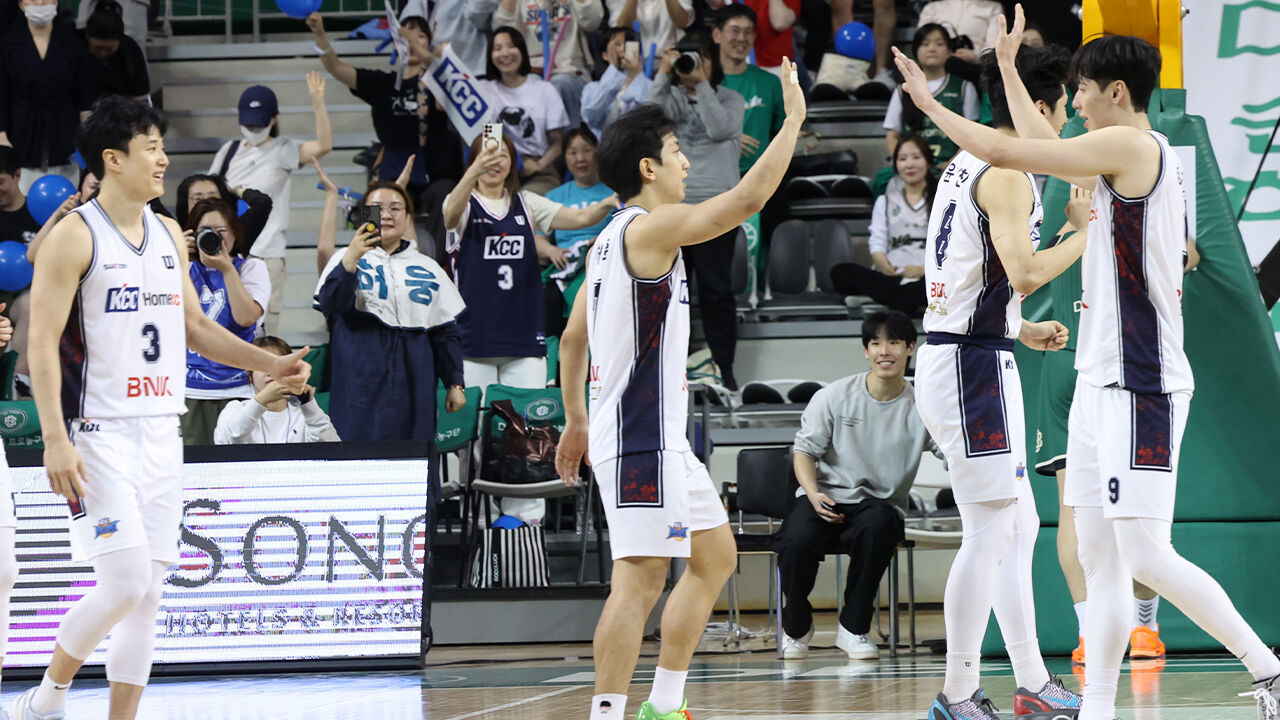 프로농구 KCC, 6강 PO 첫 판서 DB 꺾었다…송교창 20점 '펄펄'