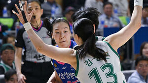 여자농구 삼성생명, 하나은행에 짜릿한 연장승&hellip;챔프전까지 1승
