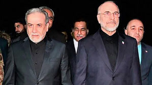 호르무즈 선박에 '조준경'&hellip;"치명적 소용돌이" 경고