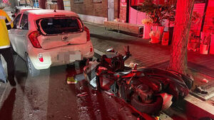 술 마신 10대, 2명 태운 오토바이 몰다 주차된 승용차 '쾅'