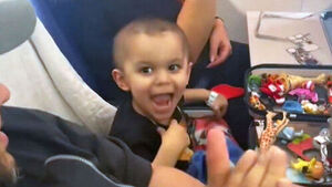 "특별한 승객" 기내 방송에 박수&hellip;따뜻한 축하