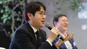 '부산 차출설' 하정우 "대통령이 결정권 줘도 청와대 남겠다"