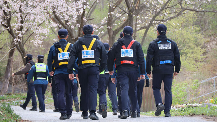 지난 8일 대전 오월드에서 탈출한 늑대, 늑구 수색이 1주일째 이어지는 14일 오전 경찰이 늑구가 발견된 대전 중구 무수동 야산으로 들어가고 있다 (사진=연합뉴스)